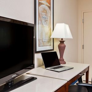 Zimmer mit Kingsize-Bett für Gäste mit Behinderungen
